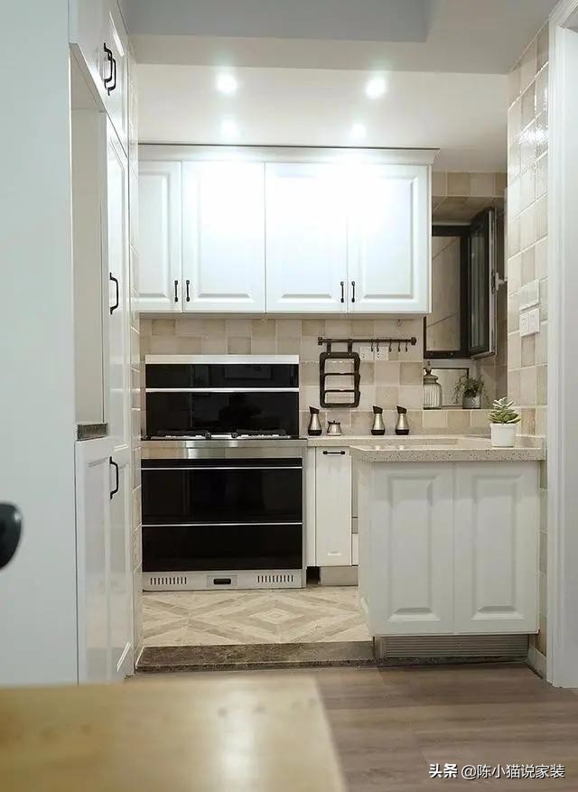 进门的右边就是厨房,做成开放式的格局,收纳足够,颜值也高,效果不错.