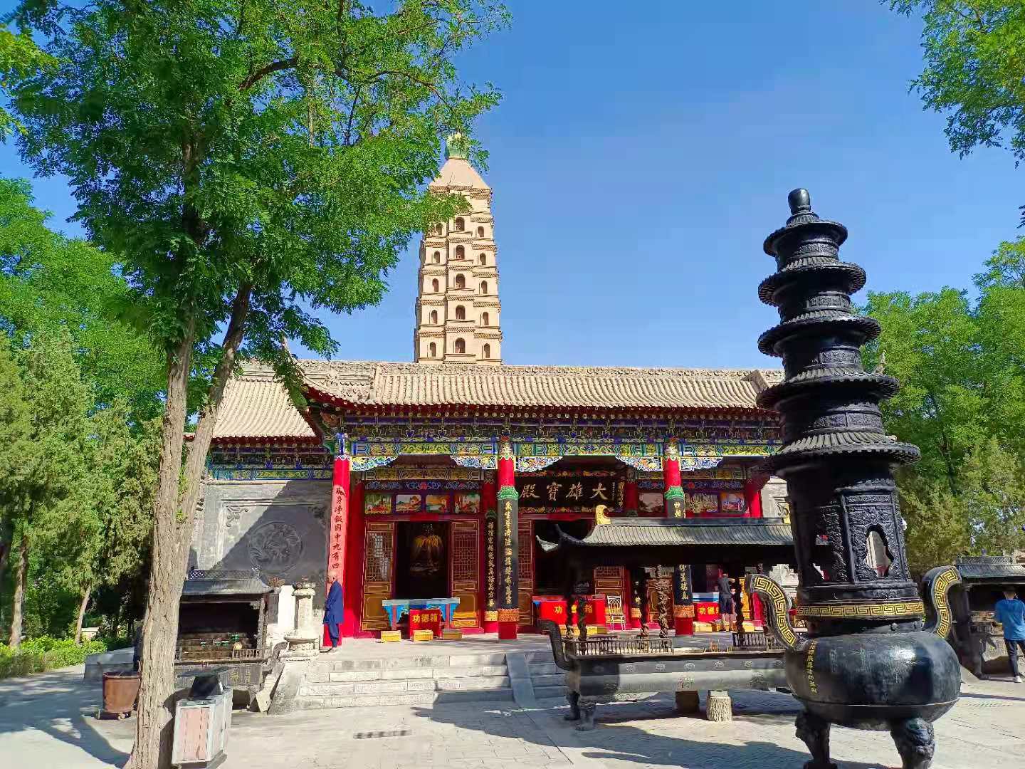 海宝塔寺的建筑结构,和一般的寺院大同小异,山门,钟楼,鼓楼,大雄宝殿