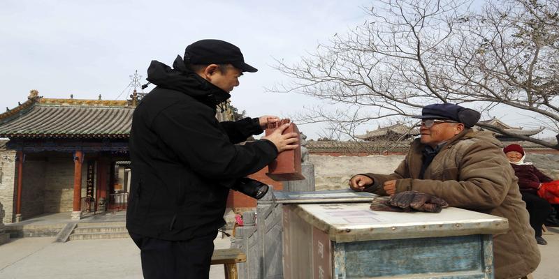 算卦中的解人是什么意思这里的算命师抽签看相仅收10元