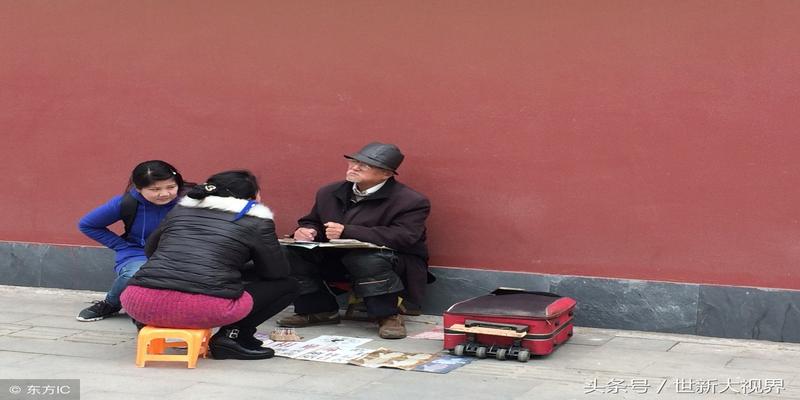这位算命先生头戴礼帽旁边放着拉杆箱还挺新潮两个女子正在看相图片