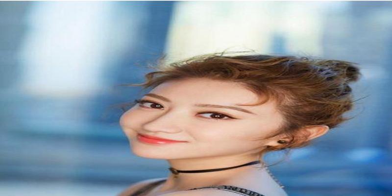 避免将丸子头扎的太高如果正面能够看到丸子头时就会让人将视线锁定在