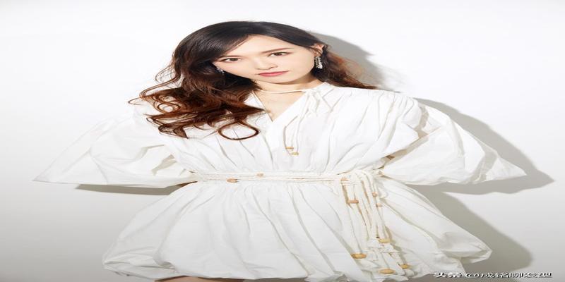 唐嫣终于换发型了,网红空气八字刘海大波浪卷发,美回少女时代