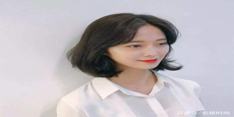 大脸女生适合的4款发型,八字刘海卷发很女人味,显脸小还瘦脸