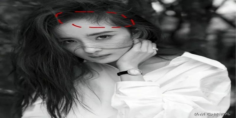 刘海就是把额前的碎发稍稍烫卷一下或者营造出蓬松感就能显得发际线处