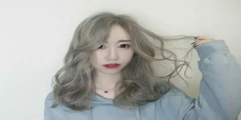 2清新大弯八字刘海相比上个颜色的烫发这款烫发的颜色就显得成熟了很