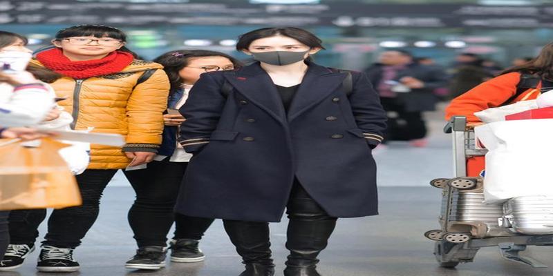谢娜海军风衣引领新时尚,八字刘海低马尾好温柔,这么穿真显小