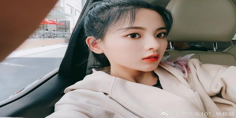 杨超越高马尾搭八字刘海 青春活力少女感十足