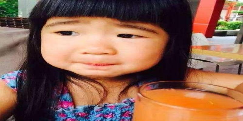 麻花辫八字刘海尖下巴抢镜,继承妈妈模特腿