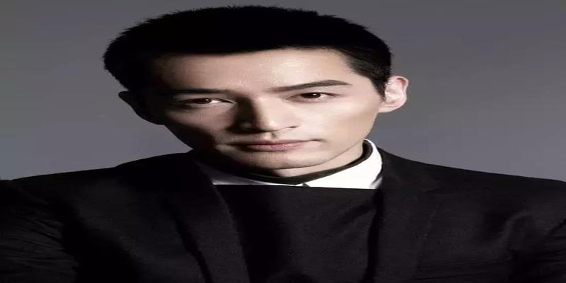 胡歌和陈伟霆之前的眉毛都比较细看起来不够威武后来改成剑眉之后气宇