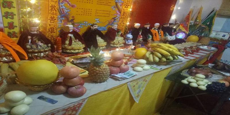 通常以前的神嫲嫲都要先设个堂请仙请仙把仙请来