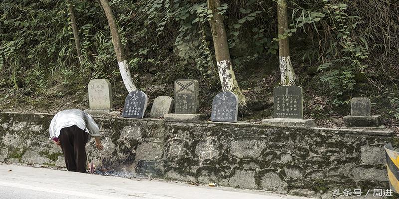 十字道口神秘的将军箭,乡村才能见到的另类指路碑