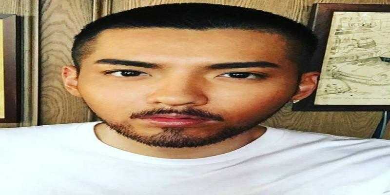 同样是小鲜肉的李易峰他的八字胡造型似乎没有比张艺兴更有男人味戴着