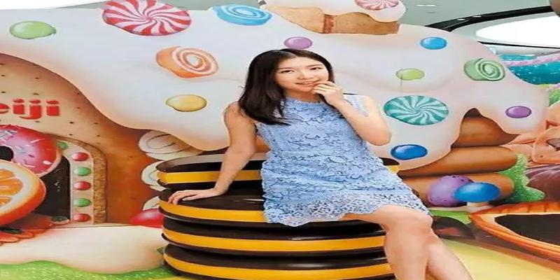 郭嘉文八字分析能否嫁入豪门李嘉诚儿子新女友穿旧衣服拿两千元的包