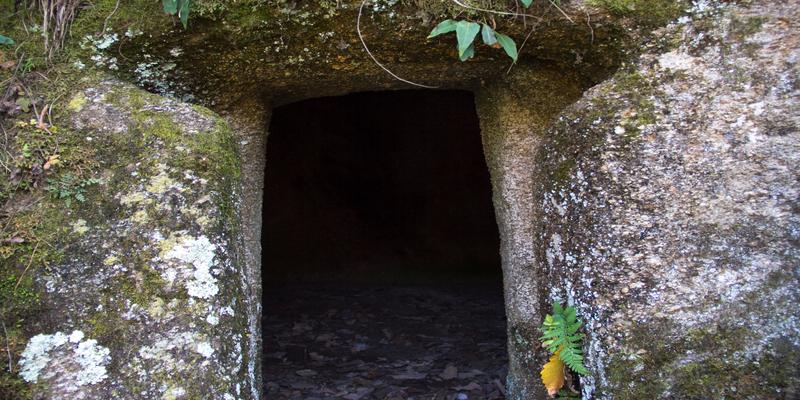 秦岭商洛崖上古墓|洞口大如门,里面有一间房的,也有有室有厅的