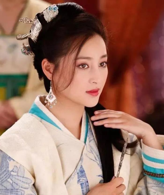 2005年,出演个人首部影视剧《朱元璋》,饰演玉儿正式出道.