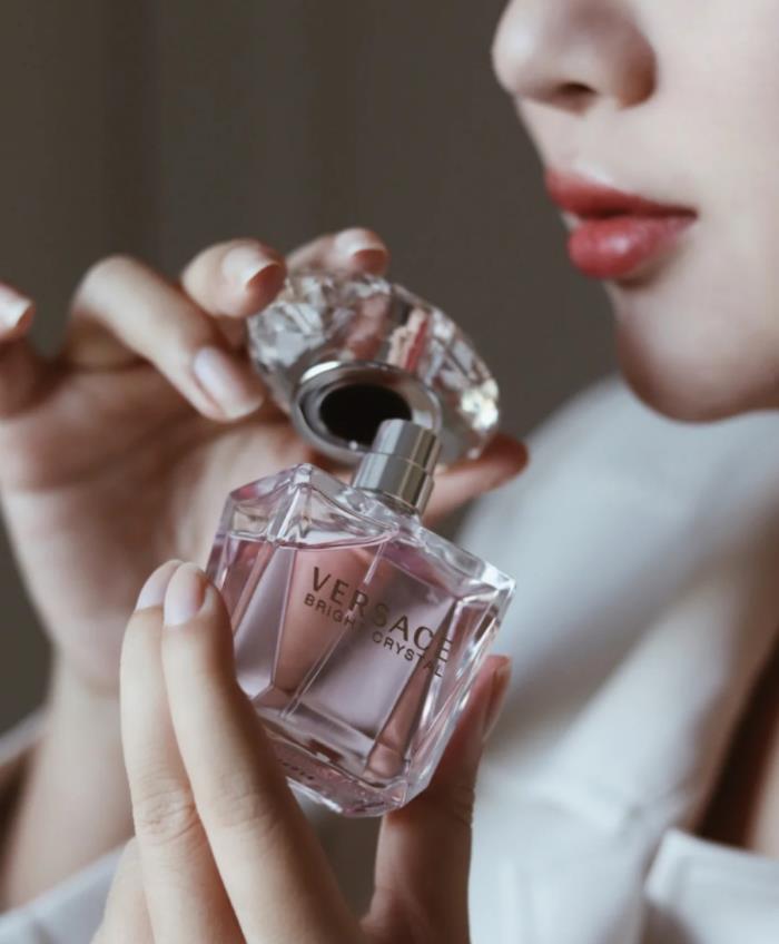 琥珀和麝香等,给人完美地呈现出了优雅迷人的魅惑,光从香水的瓶