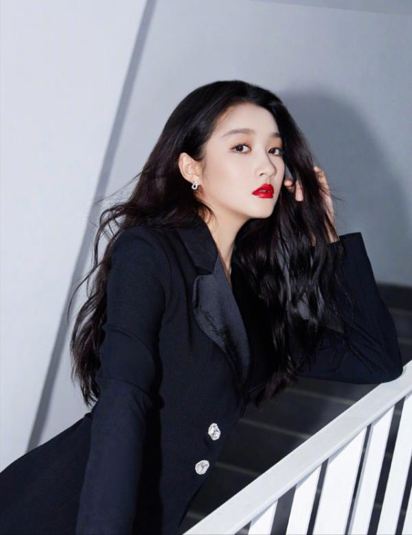 暗酒红色头发图片女生,关晓彤悄悄染酒红色头发亮相