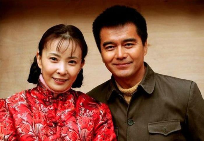 在电视剧《守婚如玉》饰演温文儒雅的暖男"赵明齐.