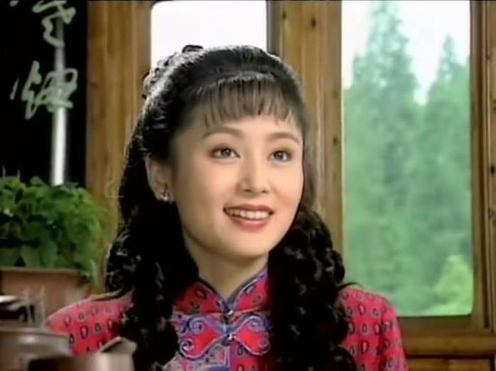 《水云间》是琼瑶名著《梅花三弄》系列之一,由马景涛,陈德容