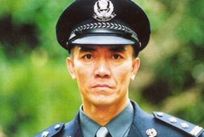 早年经历李幼斌出生在吉林长春,父母都是普通的打工人,家中一共有4个