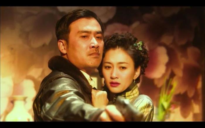 李小冉饰演的林桃与郑耀先一起被中统和地下党追杀,***后隐姓埋名.