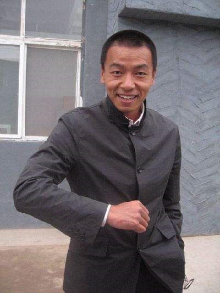 而剧中的很多演员,也因此一炮而红,其中就包括饰演"丁箭"的演员王挺