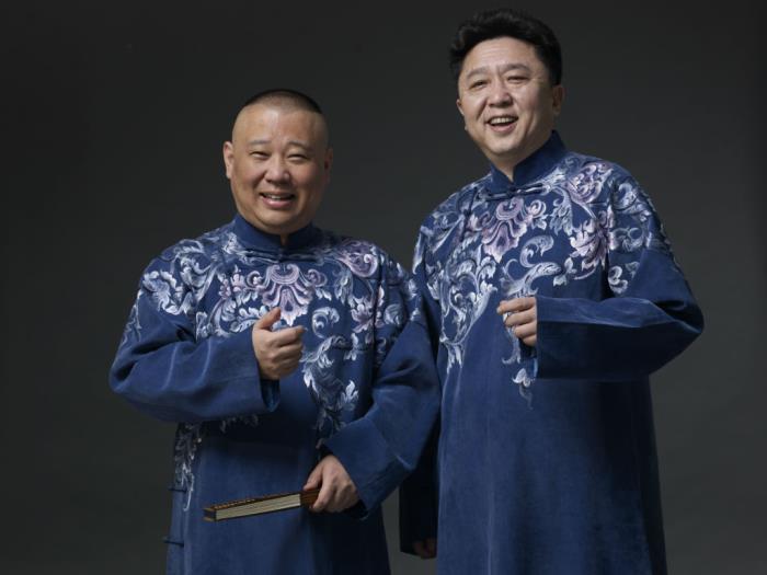 像郭德纲于谦几乎都是素色大褂绣同样颜色的暗花或者素花;德云社演员