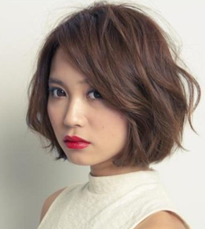 如果你把发型选择得当,不但脸型显得小巧,而且还能给你增添美感,让你