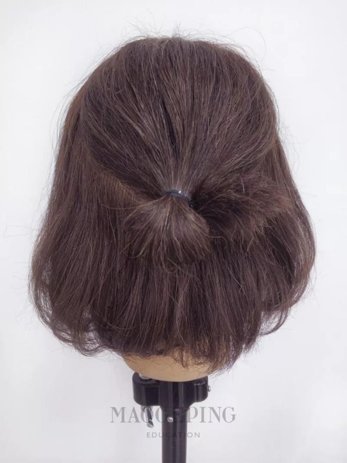 step 2:头顶的头发在脑后扎一个半扎发,皮筋扎到***后一圈的时候发尾