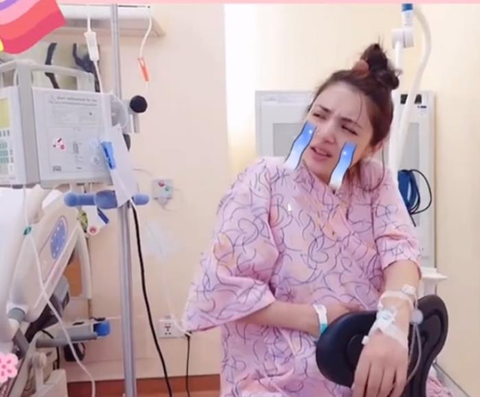 麦迪娜忍着阵痛起床走走,看到她一边输着液,一边表情痛苦但却一点不