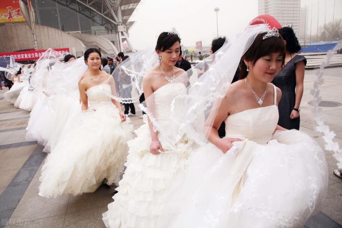 二婚出嫁当天要带上孩子吗(二婚女人结婚当晚会想什么) - 天华易学