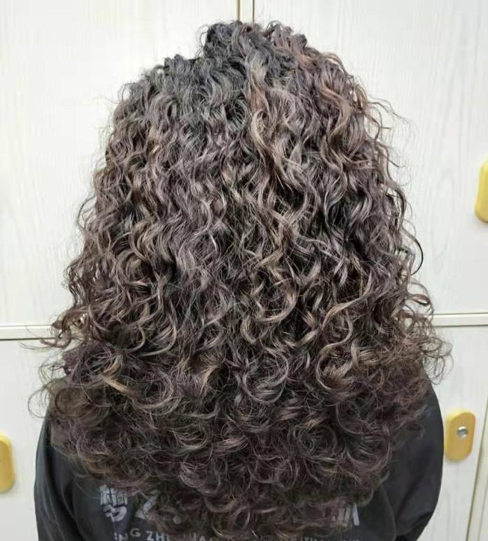 因为短发的长度头顶位置大概在10厘米左右,烫发的效果能起到作用的