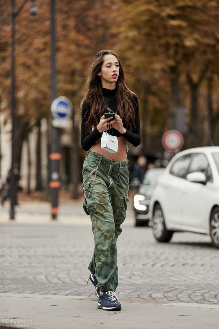 工装裤搭配什么上衣(今年夏天最火的短上衣 工装裤)