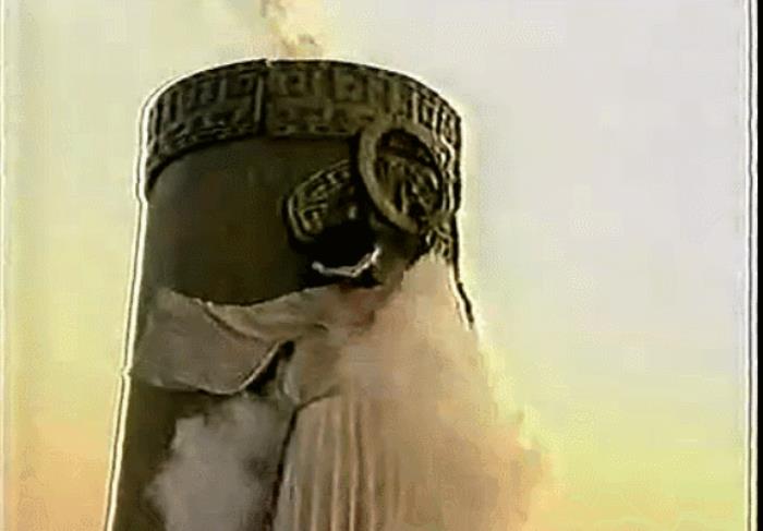 直谏纣***的梅伯绑在柱子上炮烙的画面,可怜的梅伯瞬间就成了一把骨头