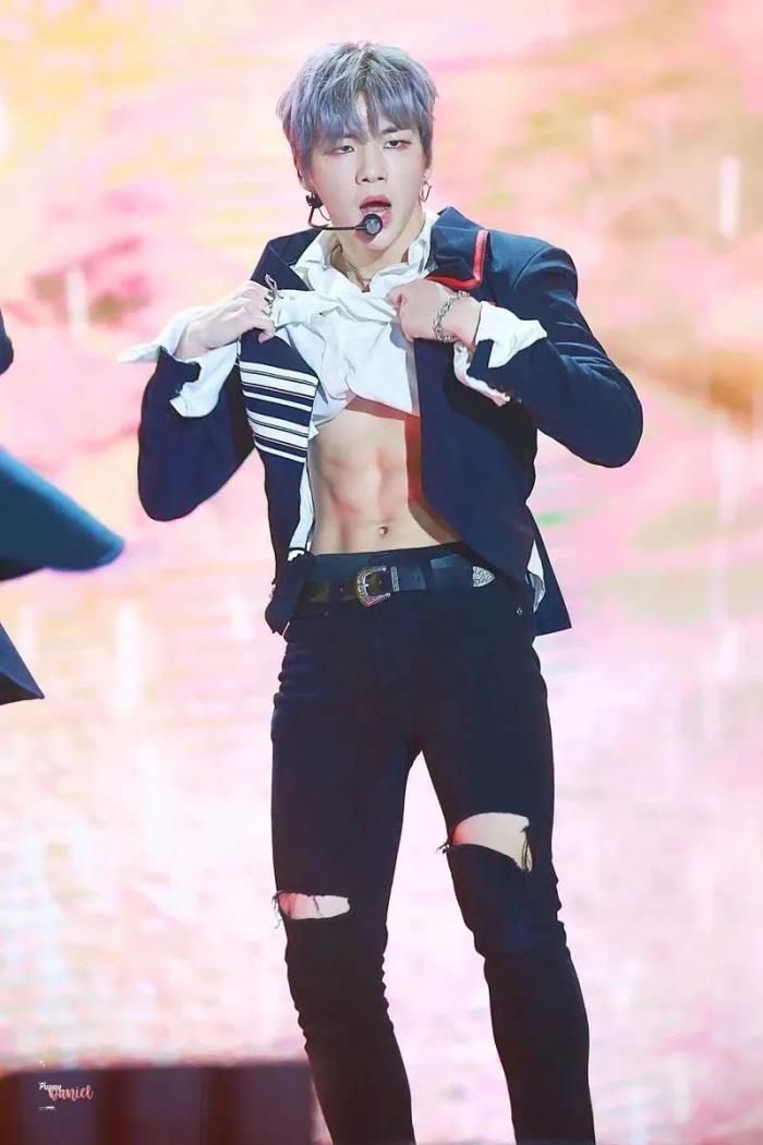 上舞台上必露肉,大家搜一搜就能找到他很多露出自己好身材肌肉的照片