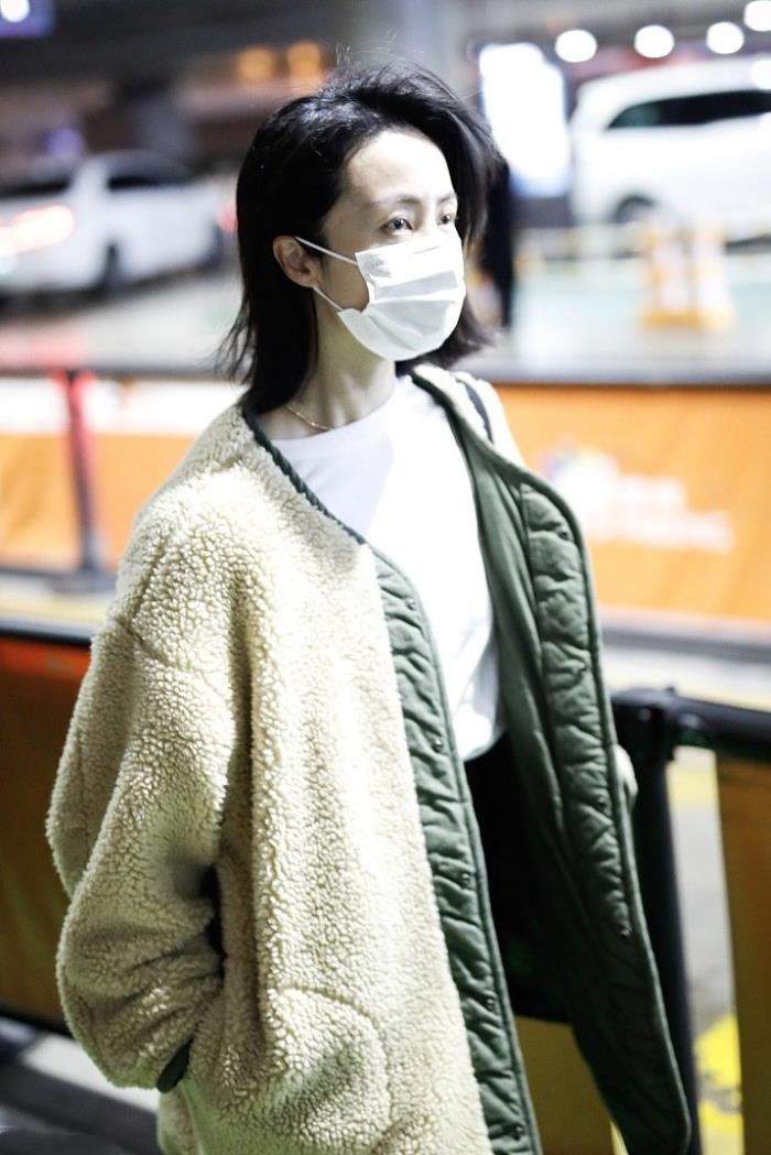 近日,孙莉低调现身机场,基本都是微博晒照的孙莉,罕有的机场街拍竟然