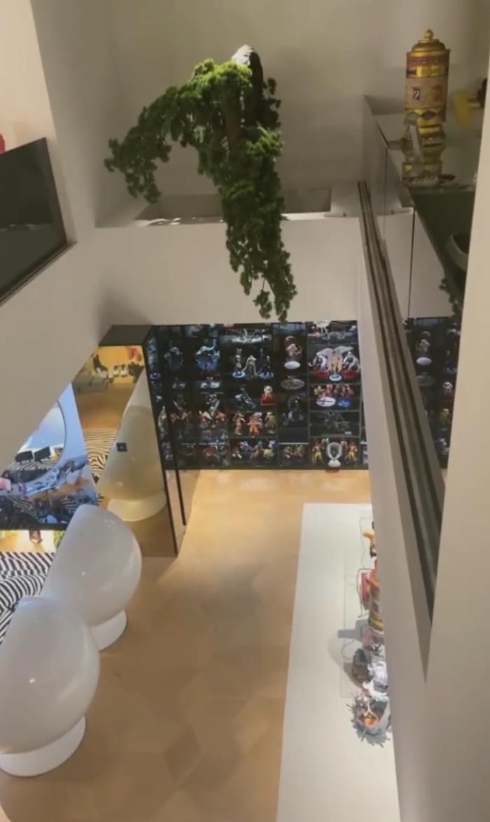 原来黄子韬的豪宅是双层别墅,每层的占地面积都极大,够他放满各种昂贵