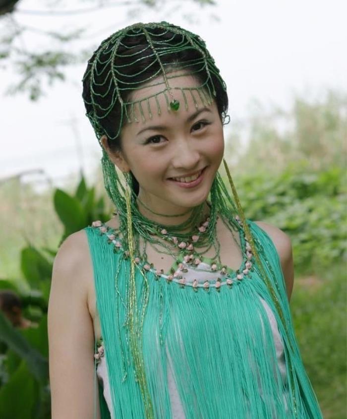 2014年,她和演员邵桐结婚,婚后几乎处于退圈状态.