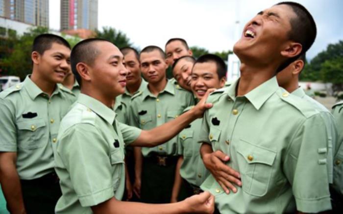 首先第一个原因就是军人需要整齐,每一位进入部队的军人都剃寸头.