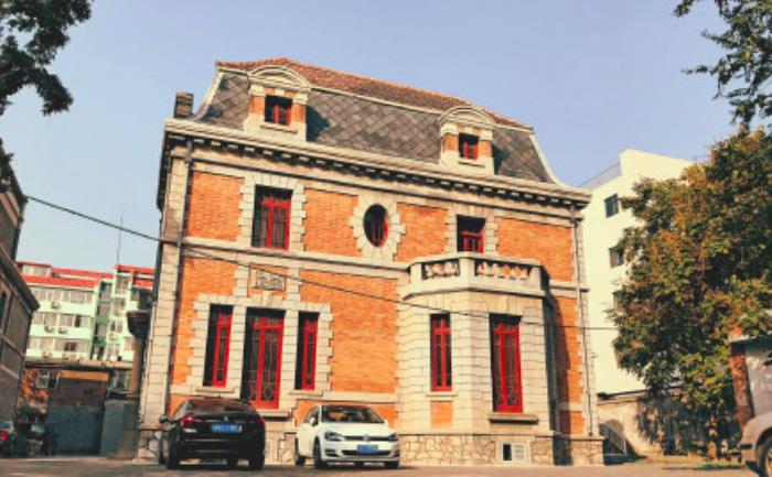 只不过近期重新有了关于朝内81号修缮后的消息,将外部包裹绿植祛除