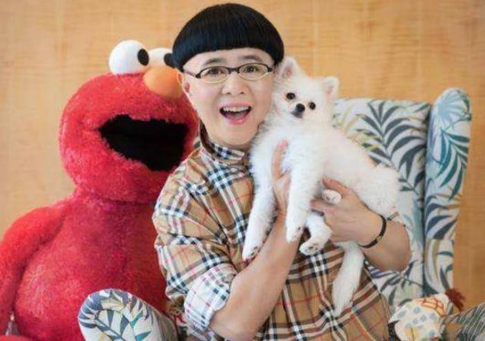 金龟子年轻的时候因为俏皮搞怪的主持风格加上标志的西瓜太郎的发型